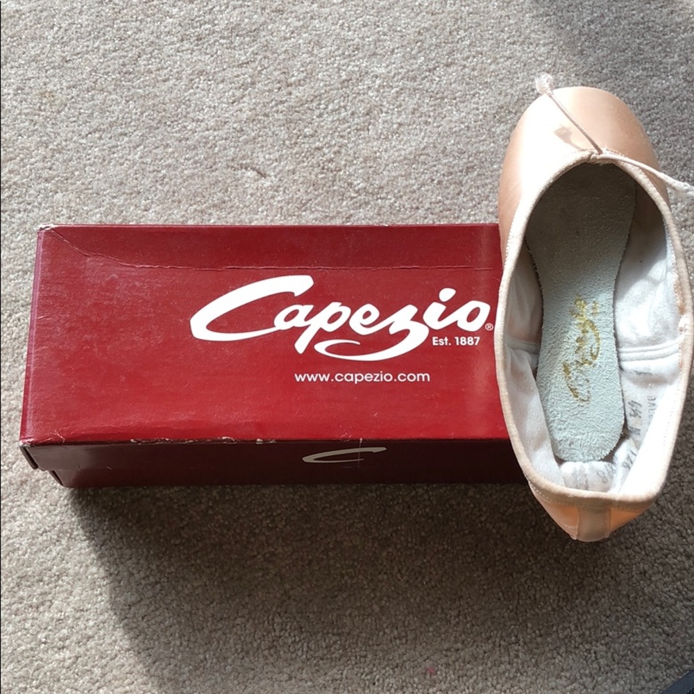 Point shoes